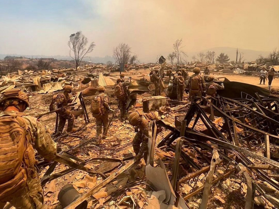 Infantes de Marina en remoción de escombros Firma Armada de Chile