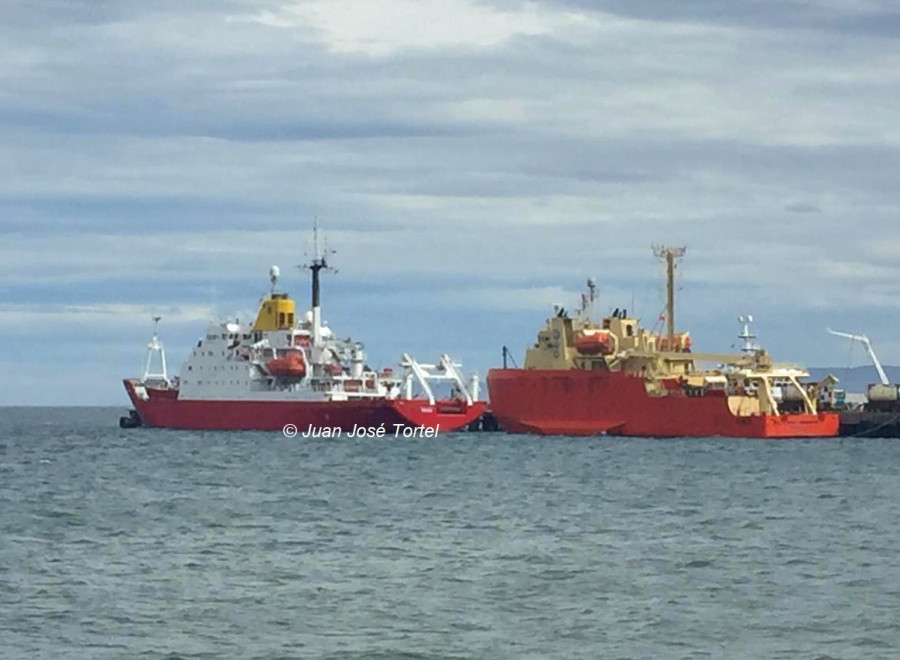 BAP Carrasco en el muelle Prat de Punta Arenas Firma Juan José Tortel