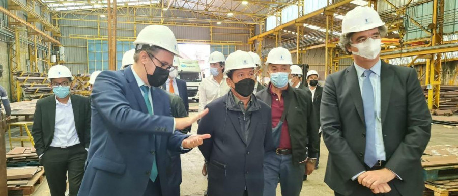 El ministro de Asuntos Marítimos y Pesca indonesio, Sakti Wahyu Trenggono, en el centro de la foto durante la visita a Freire Shipyard a finales de octubre KKP