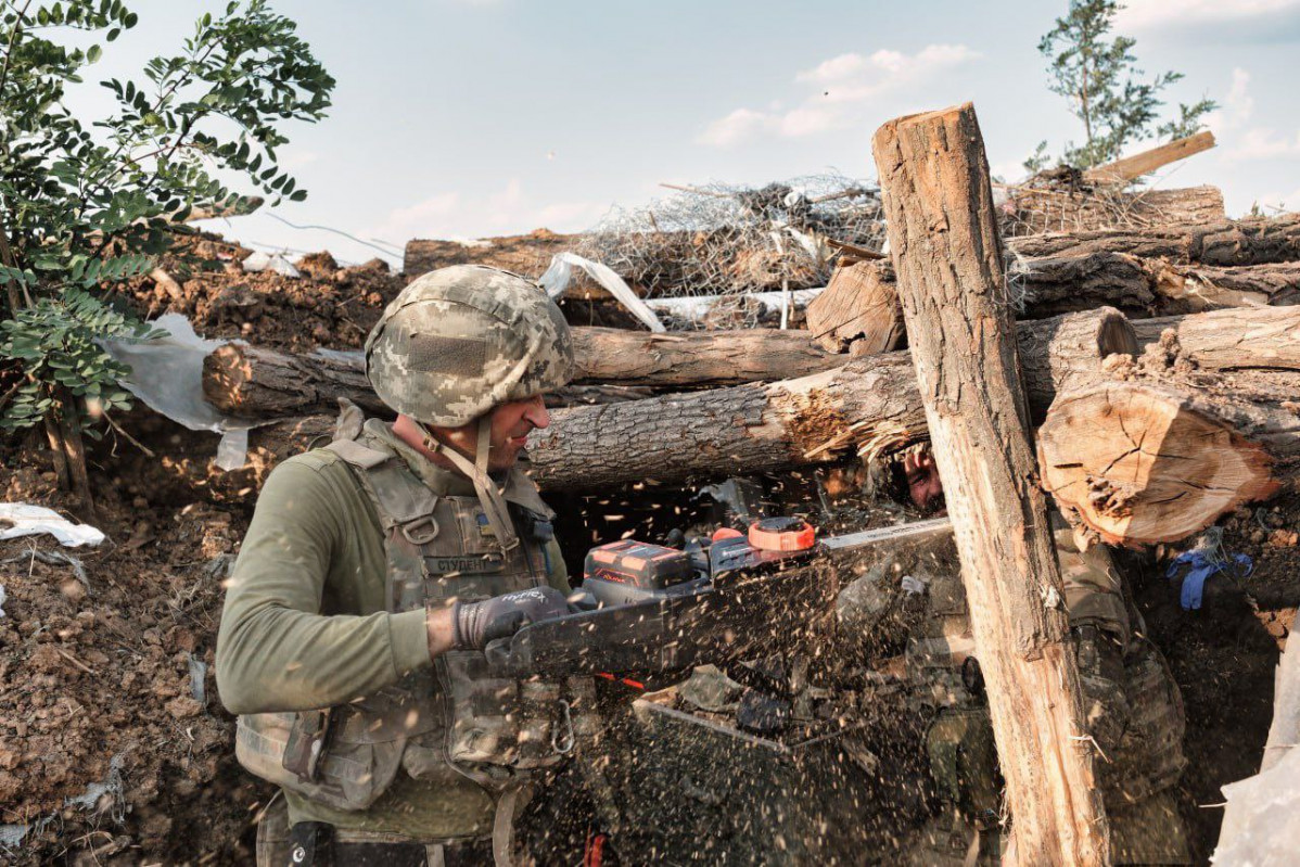 Soldados ucranianos reforzando unas trincheras rusas abandonadas en Robotyne Fuente Entre Guerras