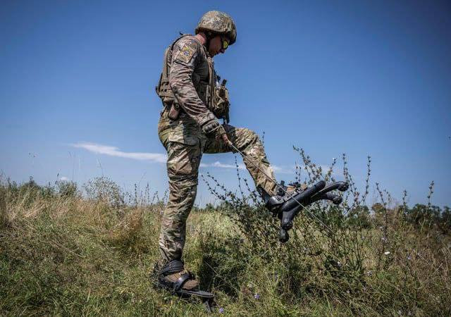 Un zapador de la 128u00aa brigada de asalto a la montanu0303a con botas antiminas de disenu0303o ucraniano Fuente UNITED24 Media