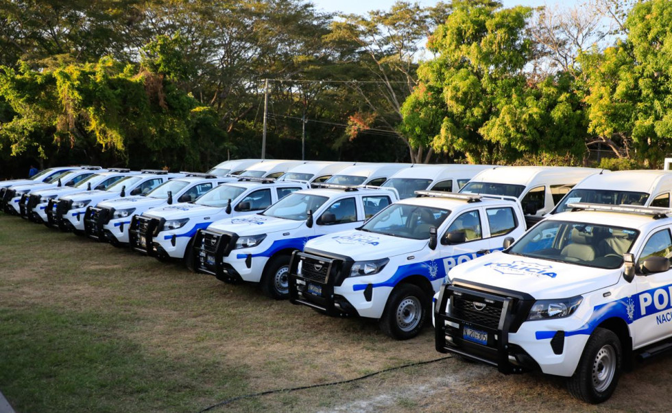 Policía salvadoreña recibe 154 vehículos