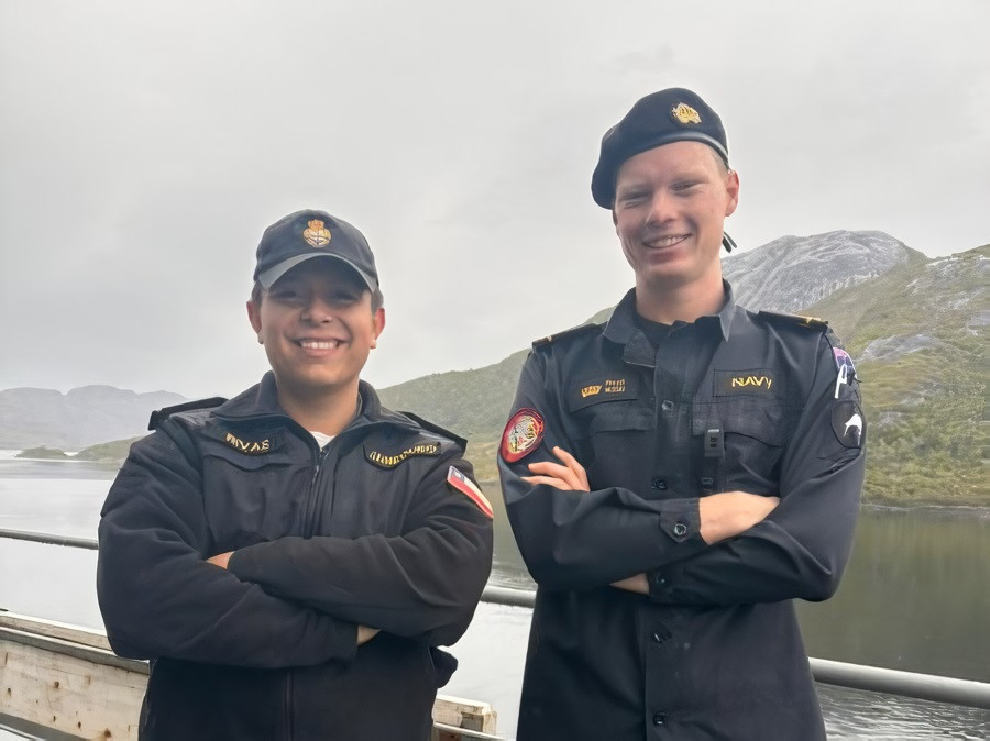 Oficial naval neozelandu00e9s en el ATF 65 Janequeo Firma Armada de Chile