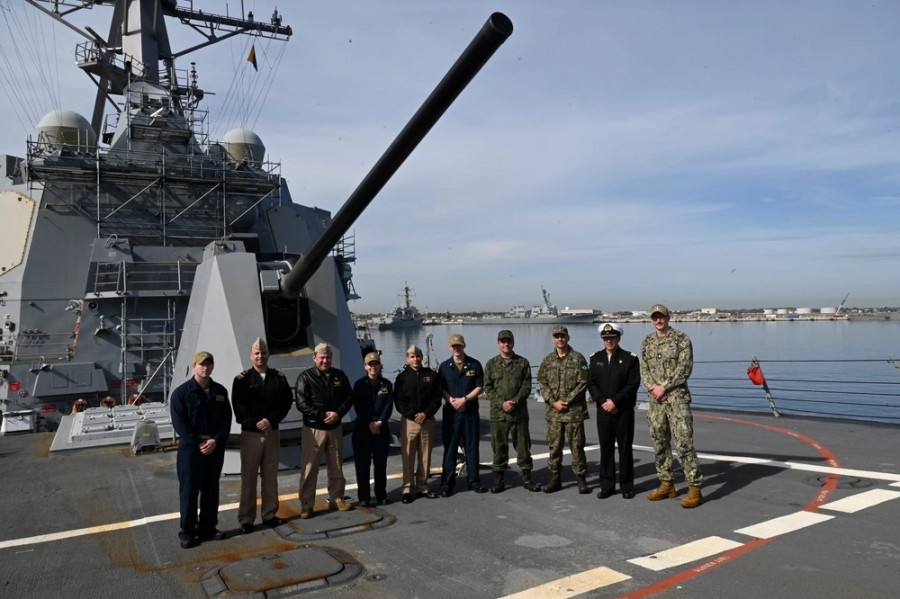 Los oficiales navales de enlace sudamericanos en el USS Thomas Hudner Firma Mass Communication Specialist 1st Class Steven Khor US Navy