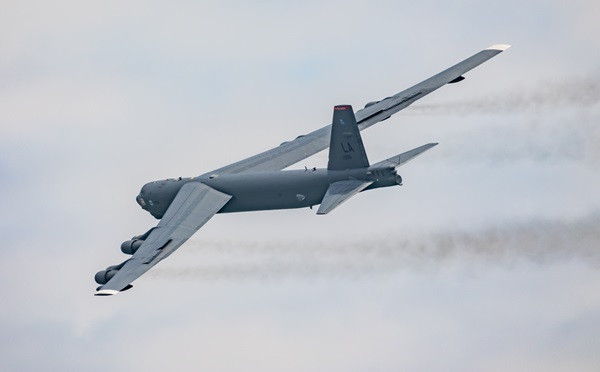 B 52 Stratofortress USAF demo SingaporeAirshow cropped