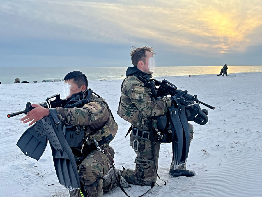 Operadores de la Agrupación de Fuerzas Especiales de la BOE Lautaro en entrenamiento de técnicas en Eglin Strike 2024 Firma Comando de Operaciones Especiales del Ejército de Chile