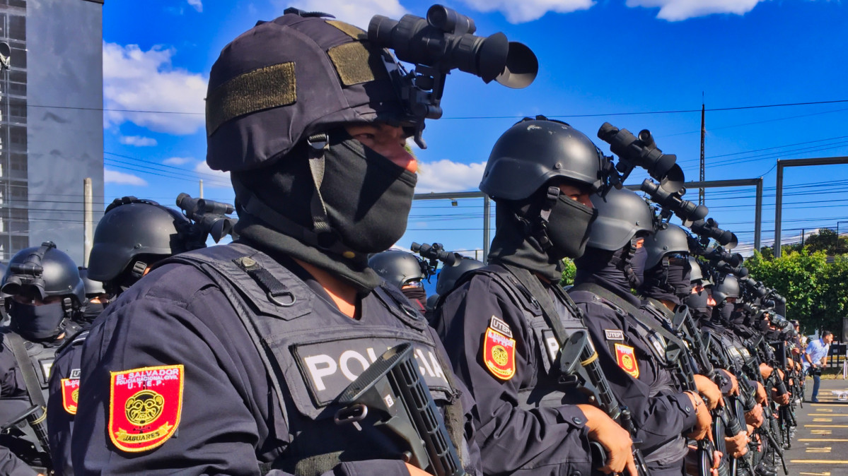 Policu00eda salvadoreu00f1a con visores infrarrojos (1)