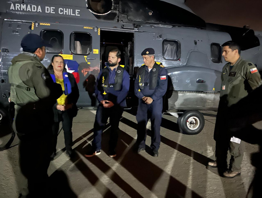 El presidente Gabriel Boric junto a la ministra Maya Fernández y el contraalmirante Daniel Muñoz antes de abordar el helicóptero naval Firma Prensa Presidencia de Chile