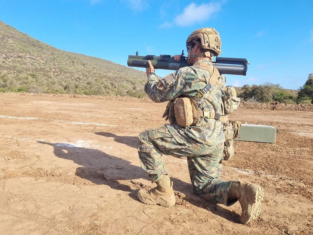 Cadete de segundo au00f1o se prepara para disparar un lanzacohete M72 Firma Escuela Militar del Libertador Bernardo OHiggins del Eju00e9rcito de Chile