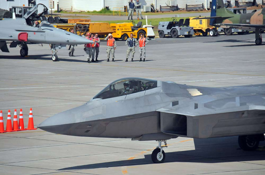 El caza Lockheed Martin F 22 Raptor en Fidae 2022 Firma FACh