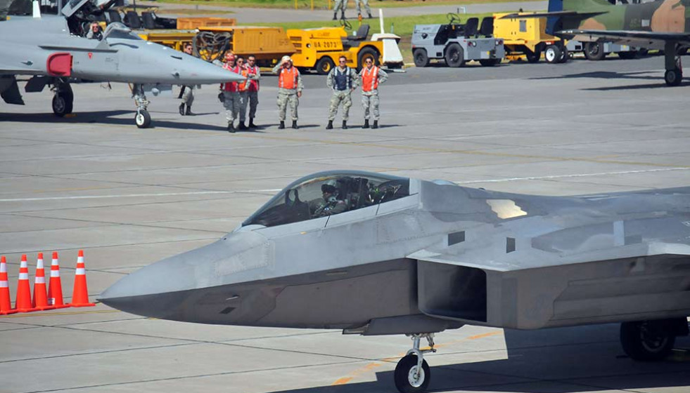 El caza Lockheed Martin F 22 Raptor en Fidae 2022 Firma FACh