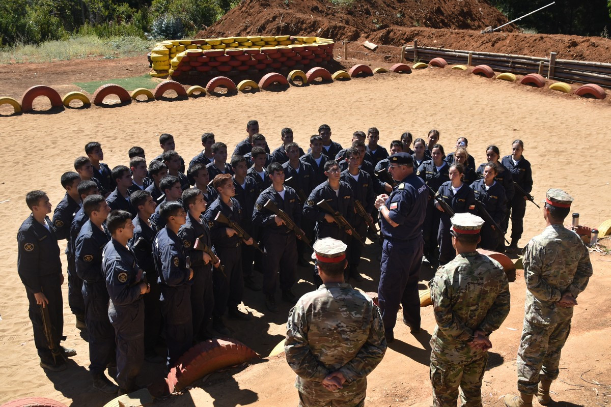 Cadetes de segundo au00f1o en una de  las canchas de combate cuerpo del Cenbim Firma Escuela Naval Arturo Prat de la Armada de Chile