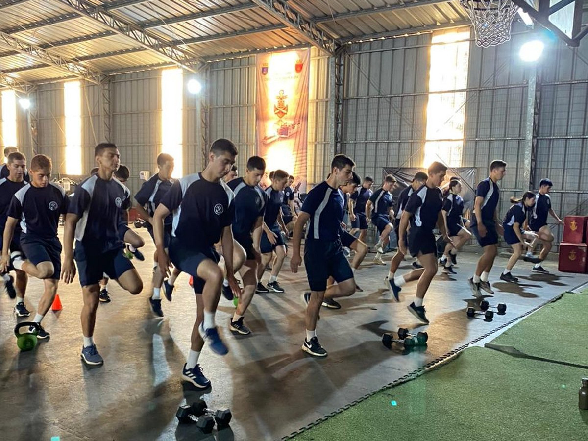 Cadetes en entrenamiento fu00edsico militar Firma Escuela Naval Arturo Prat de la Armada de Chile