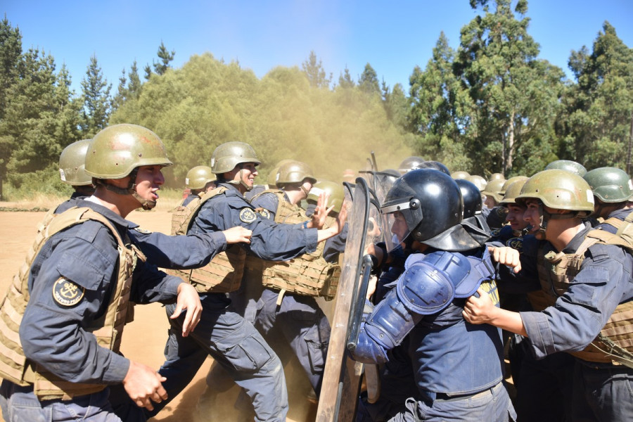 Cadetes de segundo año en clase práctica de apoyo al orden público  Firma Escuela Naval Arturo Prat de la Armada de Chile