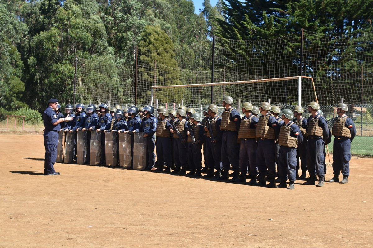 Alumnos en clase pru00e1ctica de apoyo al orden pu00fablico en el Cenbim Firma Escuela Naval Arturo Prat de la Armada de Chile