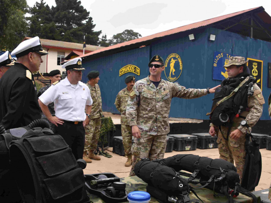 Revista del almirante De la Maza a la Escuela de Fuerzas Especiales Firma Academia Politécnica Naval de la Armada de Chile