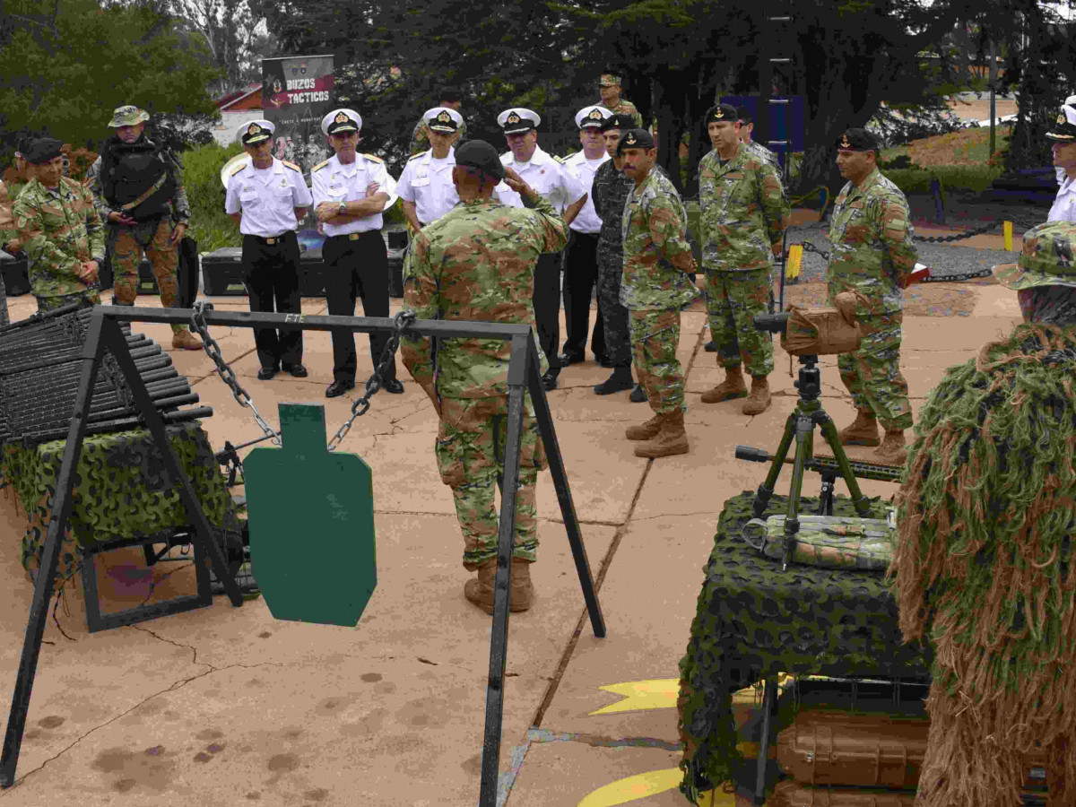 Revista del almirante De la Maza a la Escuela de Fuerzas Especiales Firma Academia Politu00e9cnica Naval de la Armada de Chile 004