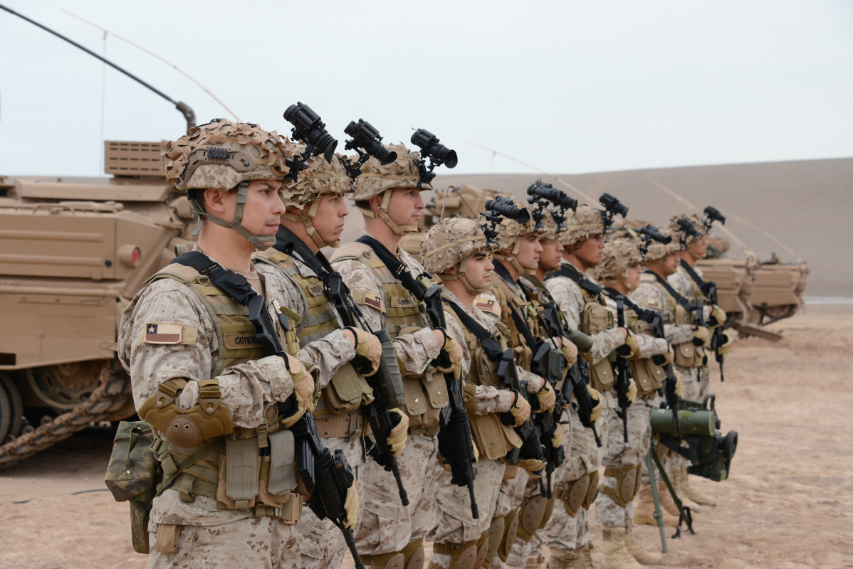 Soldados de Infantería Blindada equipados con visores nocturnos  Loris de OIP Sensor Systems y miras en sus fusiles de asalto IWI Galil ACE 22 N C Firma Ejército de Chile