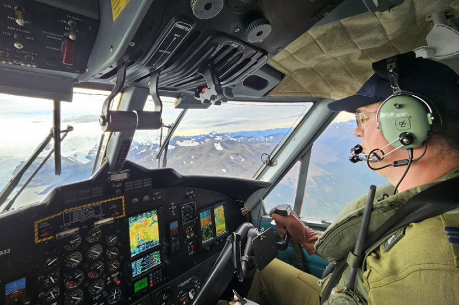 Piloto canadiense tripulando un Twin Otter del Grupo de Aviación N6 Firma FACh