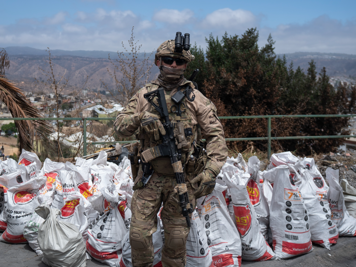 Operador del Comfues equipado con una mira de punto rojo Aimpoint Acro P2 en su carabina Colt M 4  de 556 x45 mm Firma Prensa Presidencia de Chile