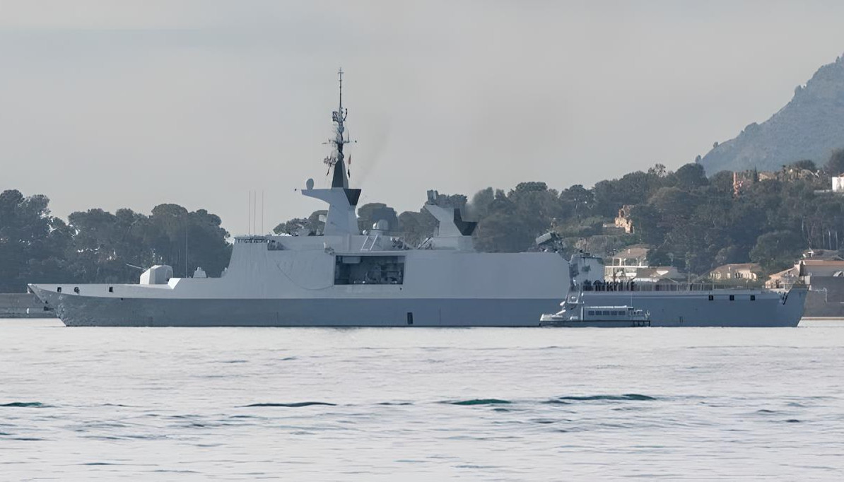 Zarpe de la fragata Guu00e9pratte (F714) desde el puerto de Toulon Firma Marina Nacional de Francia