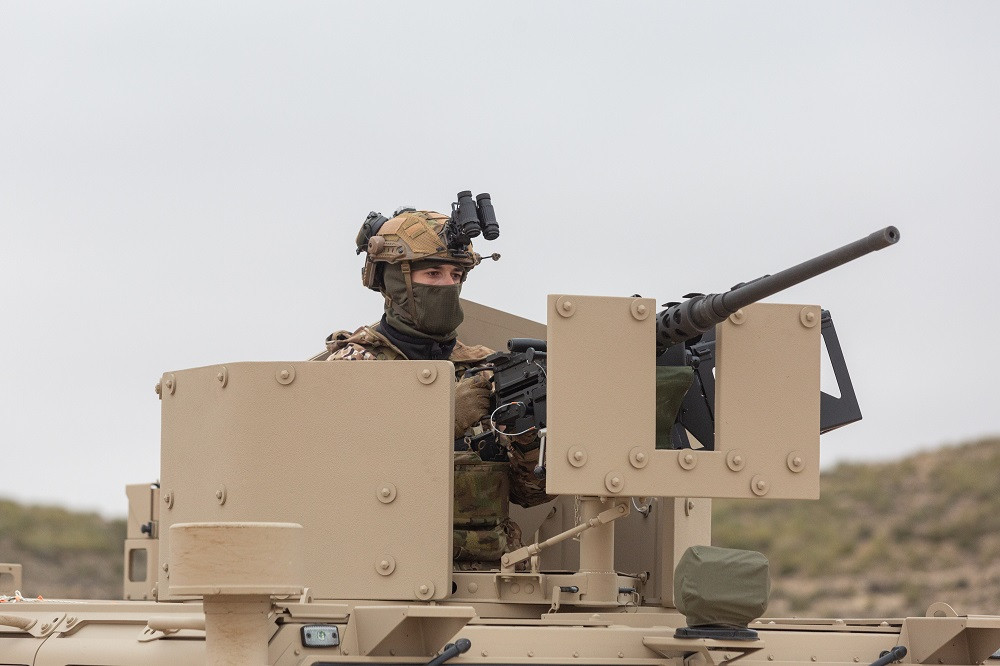 Operador haciendo uso de ametralladora de 1270mm