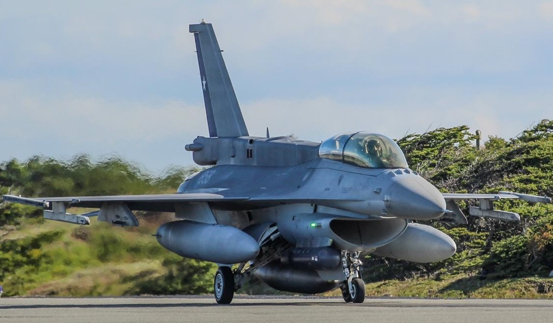 F 16D Block 50 del Grupo de Aviaciu00f3n N3 con pod Reccelite Firma FACh