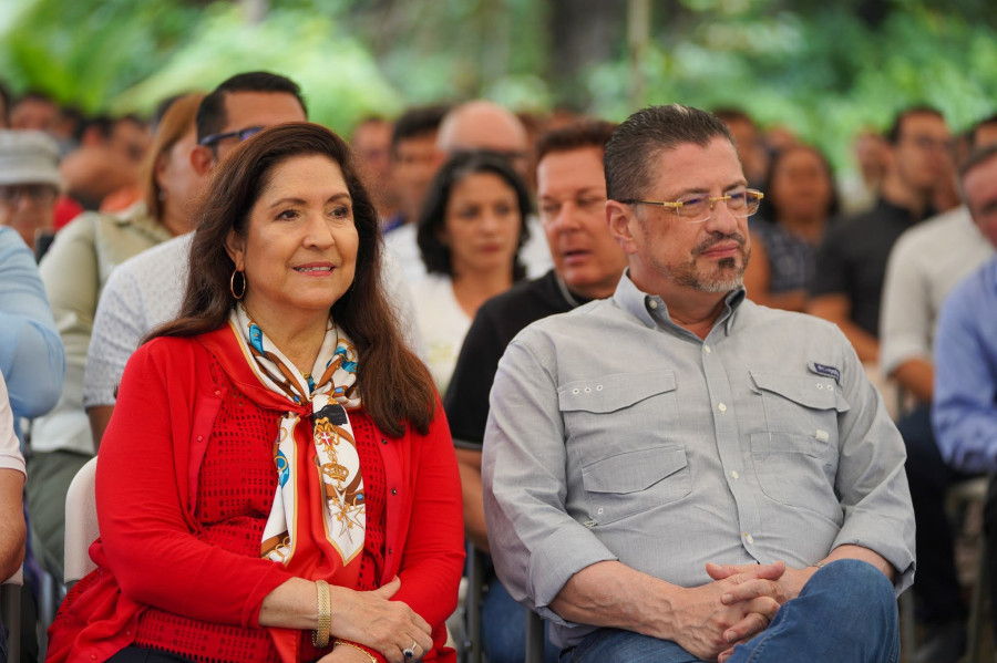 Embajadora de EE.UU. en CR, Cynthia Telles, y el presodente de CR, Rodrigo Cháves, durante la entrega de instalaciones y embarcaciones