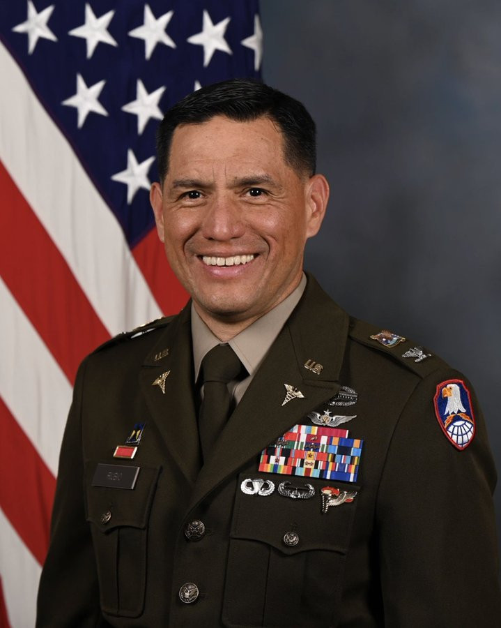 Astronuata Frank Rubio es condecorado con el Dispositivo de Astronauta del Ejército