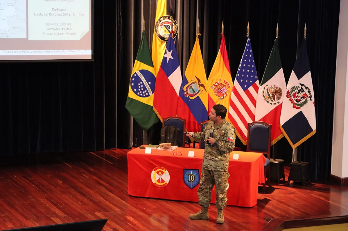 El coronel Marcelo Manru00edquez expone en el XI Seminario Internacional de Armas Combinadas del Eju00e9rcito Nacional de Colombia Firma Comando de Educaciu00f3n y Doctrina del Eju00e9rcito de Chile