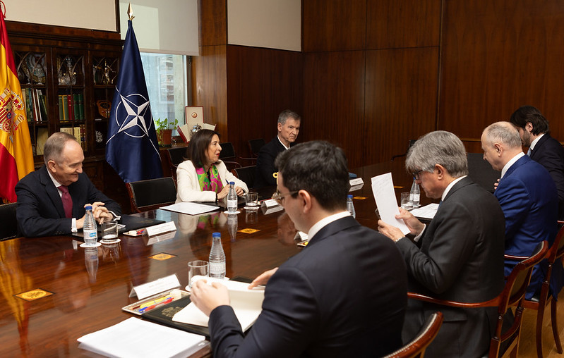 Reuniu00f3n de Robles y el vicesecretario general adjunto de la OTAN, Mircea Geoana