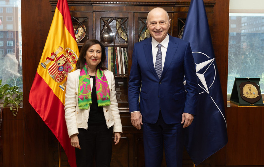 Robles y el vicesecretario general adjunto de la OTAN, Mircea Geoana