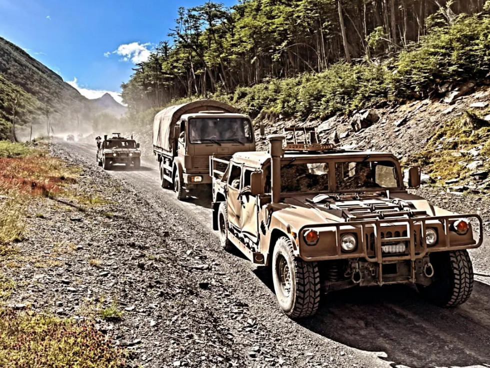 Los operadores de la Agrucom Lientur se desplegaron en vehículos Humvee, cuadrimotos Outlander y camiones Mercedes.Benz MB1017A Firma Cope