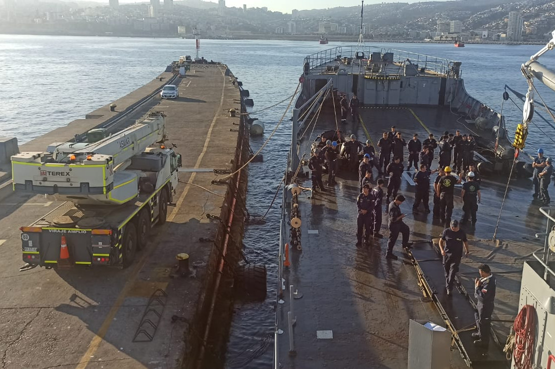 Tripulantes en la cubierta de carga de la LST 92 Rancagua Firma Armada de Chile