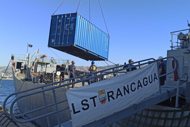 Carga de un contenedor a la LST 92 Rancagua Firma Armada de Chile