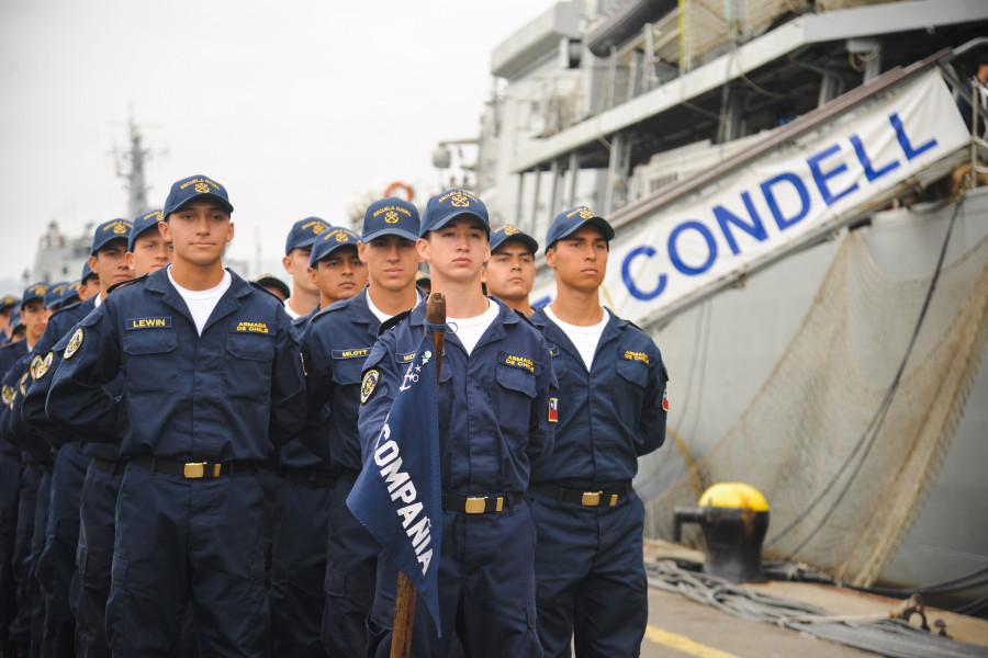 Batallón de Reclutas 2024 en molo de abrigo de Valparaíso Firma Escuela Naval Arturo Prat de la Armada de Chile