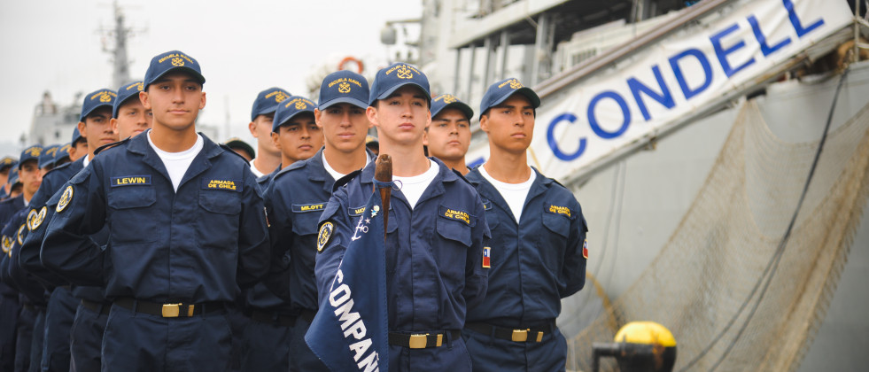 Batallón de Reclutas 2024 en molo de abrigo de Valparaíso Firma Escuela Naval Arturo Prat de la Armada de Chile
