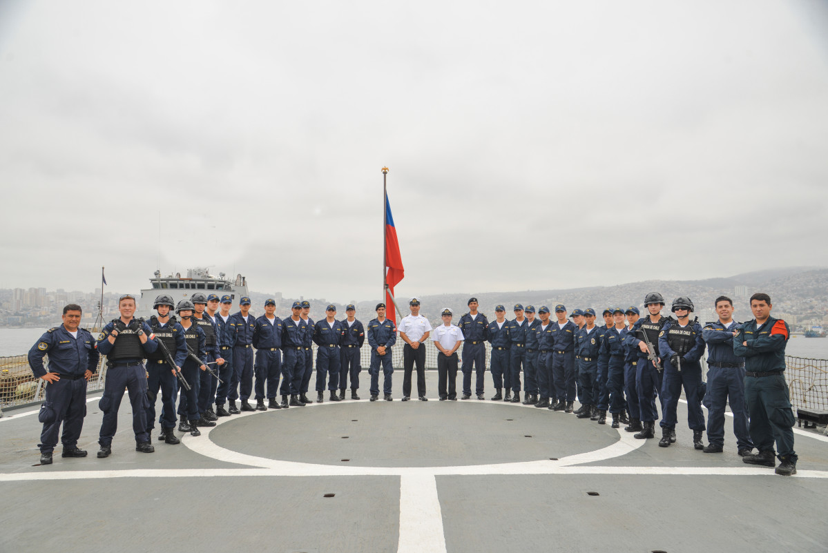 Los reclutas en la  cubierta de vuelo de la fragata antisubmarina Type 23 FF 007 Almirante Lynch Firma Escuela Naval Arturo Prat de la Armada de Chile