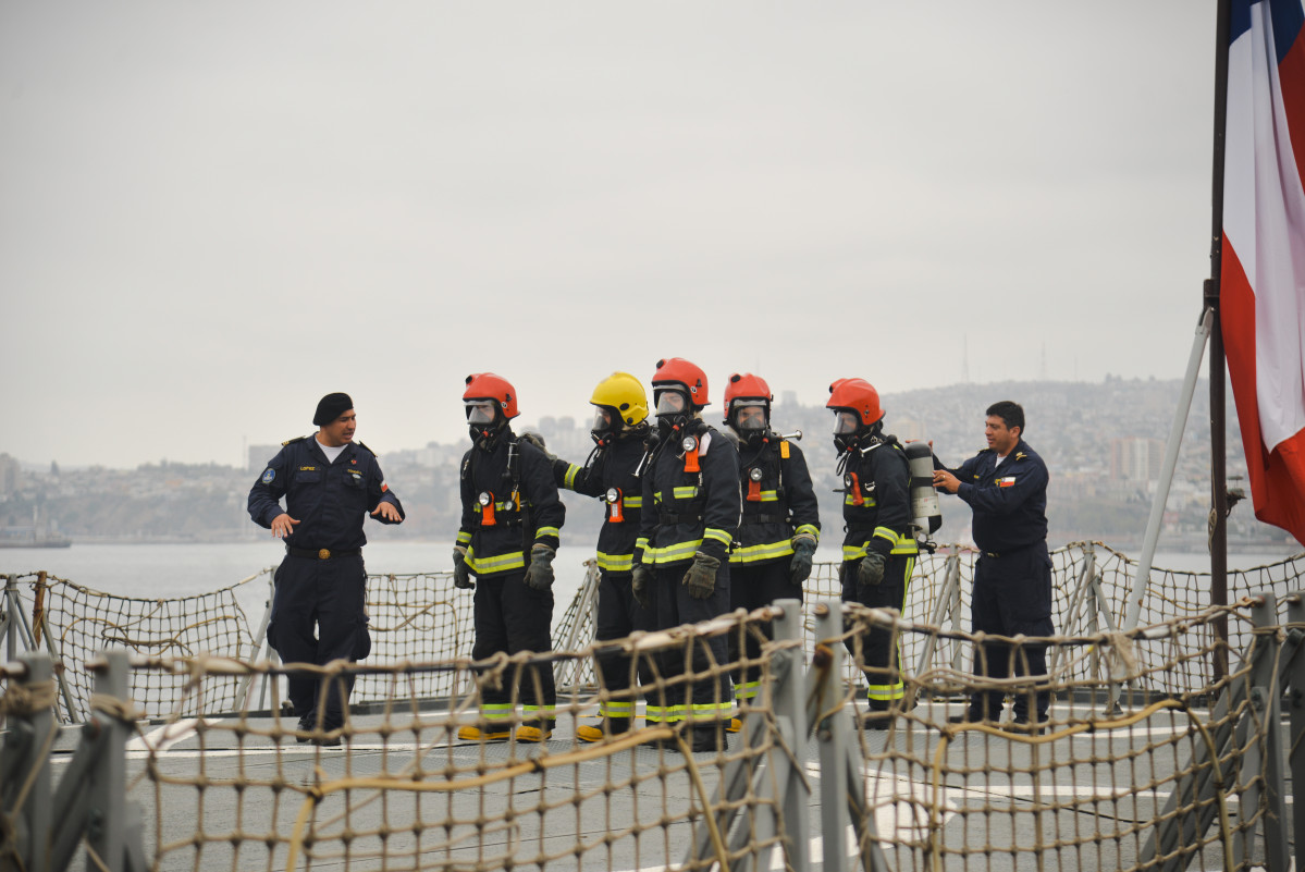 Alumnos en un ejercicio de combate de incendio en la fragata antisubmarina Type 23 FF06 Almirante Condell Firma Escuela Naval Arturo Prat de la Armada de Chile