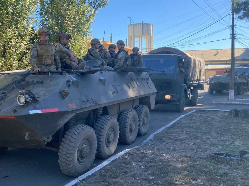 Efectivos a bordo de un carro Mowag Famae Piraña 8x8 en un entrenamiento de escolta de convoy Firma Destacamento de Montaña N17 Los Ángeles del Ejército de Chile