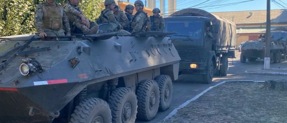 Efectivos a bordo de un carro Mowag Famae Piraña 8x8 en un entrenamiento de escolta de convoy Firma Destacamento de Montaña N17 Los Ángeles del Ejército de Chile