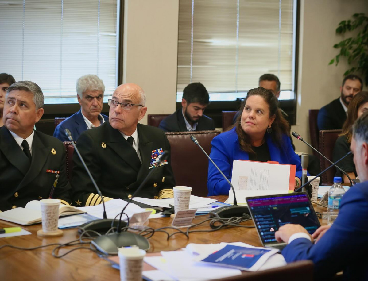 Ministra Maya Fernu00e1ndez y almirante Juan Andru00e9s De la Maza Firma Ministerio de Defensa Nacional de Chile