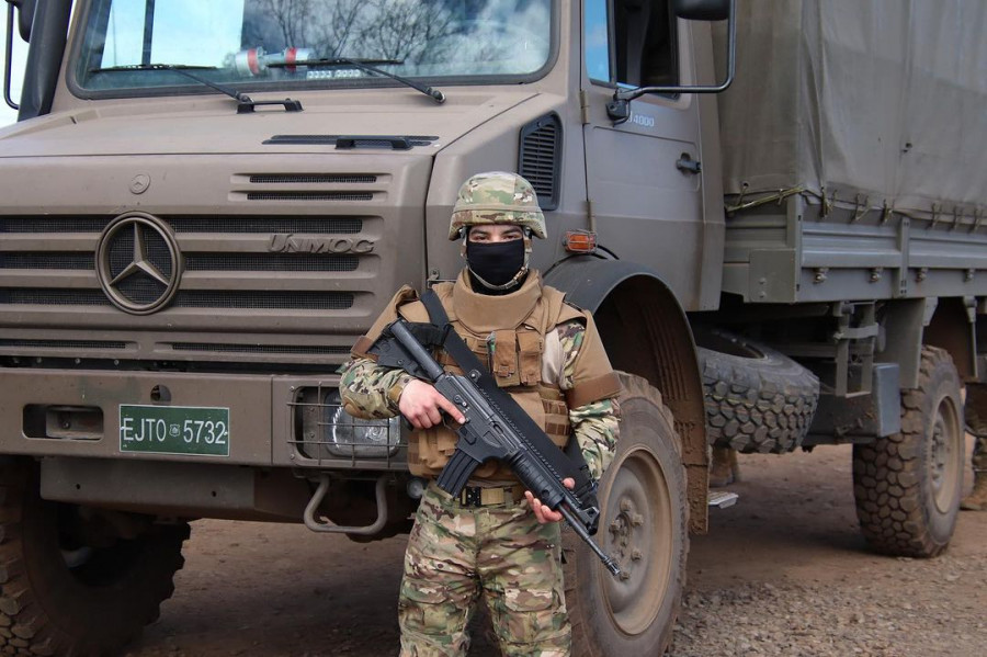 Efectivo del Regimiento Logístico N3 Victoria en labores de seguridad en la Macrozona Sur Firma Ejército de Chile