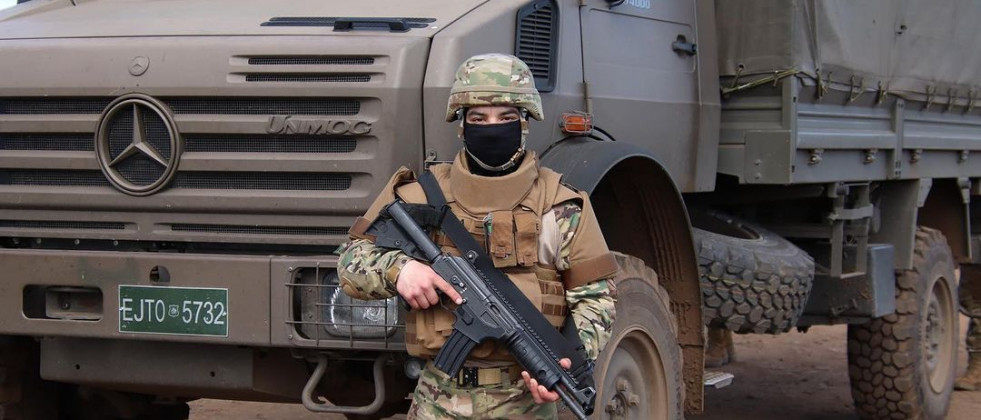 Efectivo del Regimiento Logístico N3 Victoria en labores de seguridad en la Macrozona Sur Firma Ejército de Chile