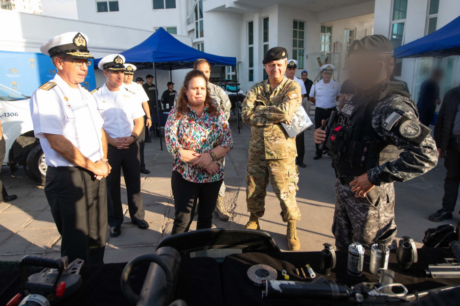 La ministra Fernández en la exposición estática del equipamiento del GRI Firma Armada de Chile