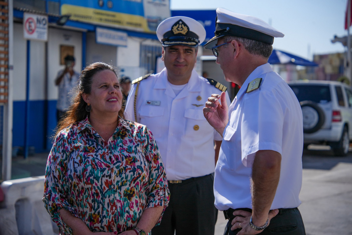 La ministra Maya Fernu00e1ndez junto al contraalmirante Marcelo Zoppi Firma Ministerio de Defensa Nacional de Chile