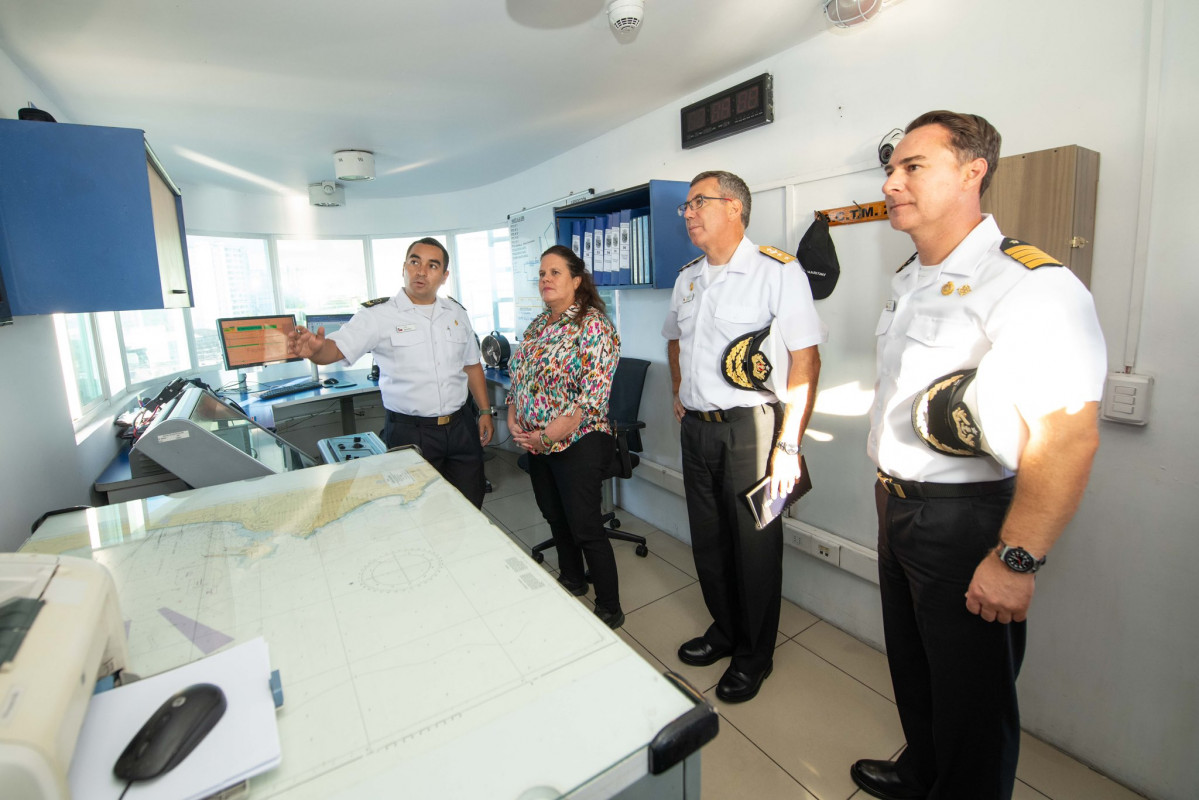 Maya Fernu00e1ndez en la sala de Control de Tru00e1fico Maru00edtimo de la Gobernaciu00f3n Maru00edtima de Iquique Firma Armada de Chile