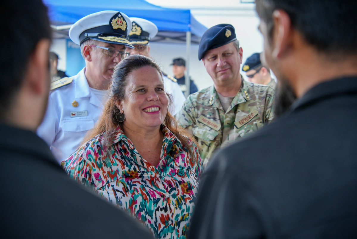 La ministra Fernu00e1ndez dialoga con el personal de la Gobernaciu00f3n Maru00edtima de Iquique Firma Ministerio de Defensa Nacional de Chile