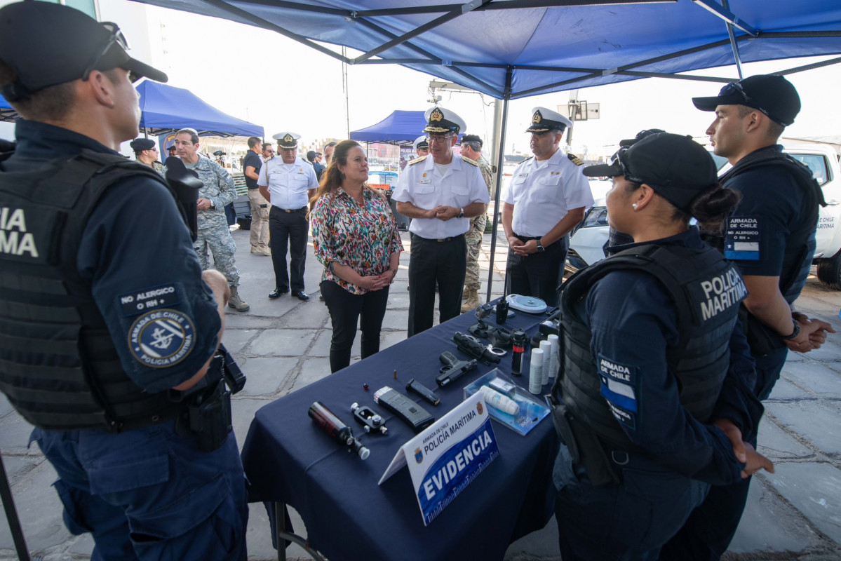 La ministra Fernu00e1ndez en la exposiciu00f3n de equipamiento de la Policu00eda Maru00edtima Firma Armada de Chile
