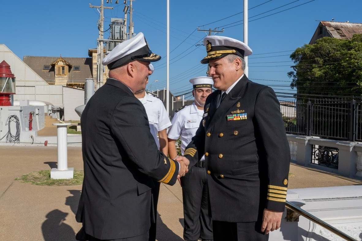 El comandante del BAP Carrasco recibe el saludo del contraalmirante Oxley a su arribo al SHOA Firma Armada de Chile